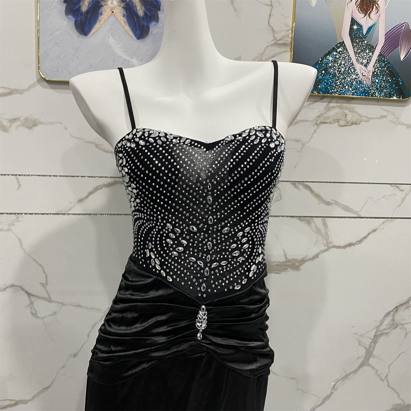 Vintage Schwarzes Meerjungfrauen-Abendkleid mit Spaghettiträgern und Strass-Verzierungen aus Samt P4709