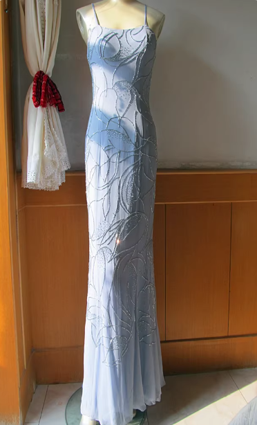 Elegantes langes Ballkleid P4714 aus Chiffon in Nebelblau, mit Spaghettiträgern, eckigem Ausschnitt und Meerjungfrauen-Silhouette, bestickt