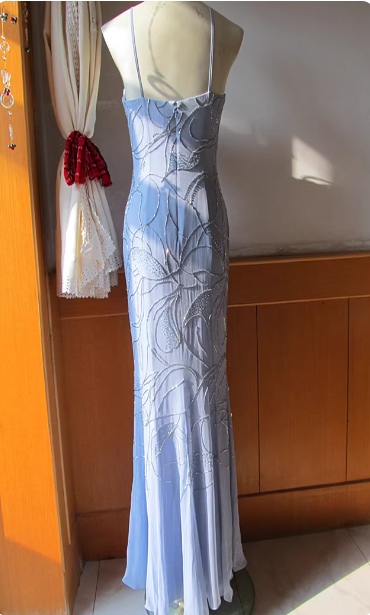 Elegantes langes Ballkleid P4714 aus Chiffon in Nebelblau, mit Spaghettiträgern, eckigem Ausschnitt und Meerjungfrauen-Silhouette, bestickt