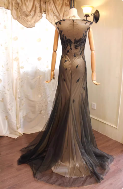 Elegantes schwarzes ärmelloses V-Ausschnitt Meerjungfrauenkleid mit besticktem Tüll und Schleppe, Ballkleid, Abendkleid P4719