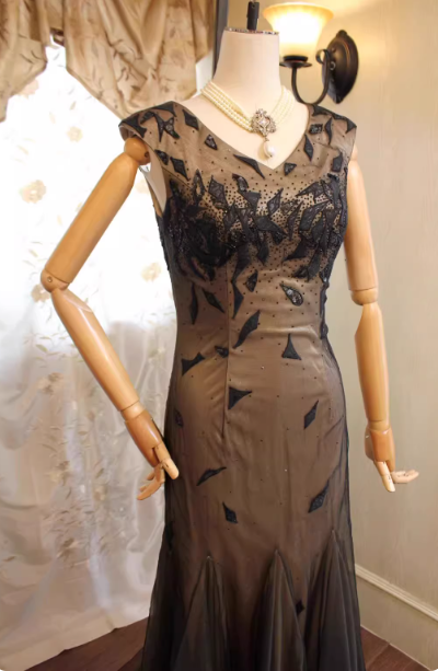 Elegantes schwarzes ärmelloses V-Ausschnitt Meerjungfrauenkleid mit besticktem Tüll und Schleppe, Ballkleid, Abendkleid P4719