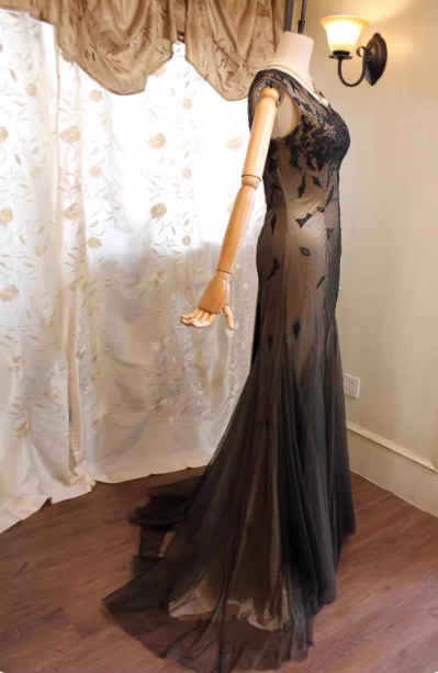 Elegantes schwarzes ärmelloses V-Ausschnitt Meerjungfrauenkleid mit besticktem Tüll und Schleppe, Ballkleid, Abendkleid P4719