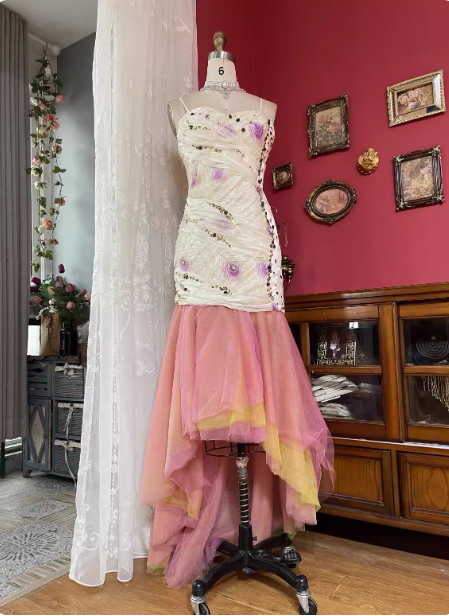 Süßes weißes & pinkes, plissiertes Tüll-Abendkleid mit Spaghettiträgern und Strass P4720