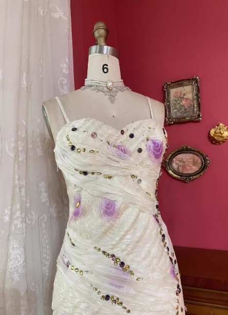 Süßes weißes & pinkes, plissiertes Tüll-Abendkleid mit Spaghettiträgern und Strass P4720