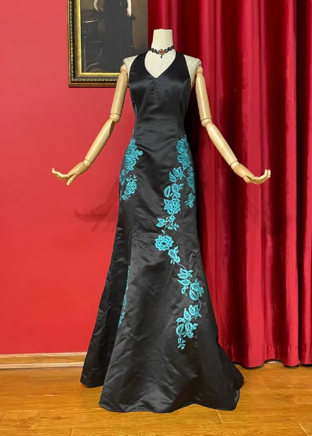 Vintage Schwarzes Neckholder V-Ausschnitt Meerjungfrauen-Abendkleid aus Satin mit Stickereien P4722