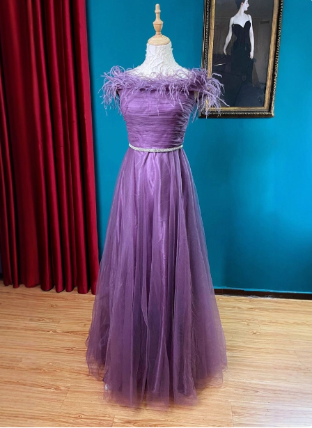 Wunderschönes tiefviolettes trägerloses A-Linien-Kleid mit Federn und plissiertem Tüll, langes Ballkleid, Abendkleid P4725