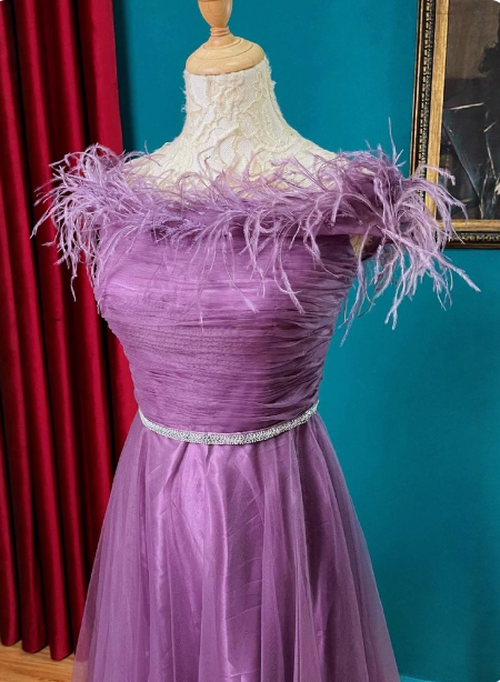Wunderschönes tiefviolettes trägerloses A-Linien-Kleid mit Federn und plissiertem Tüll, langes Ballkleid, Abendkleid P4725