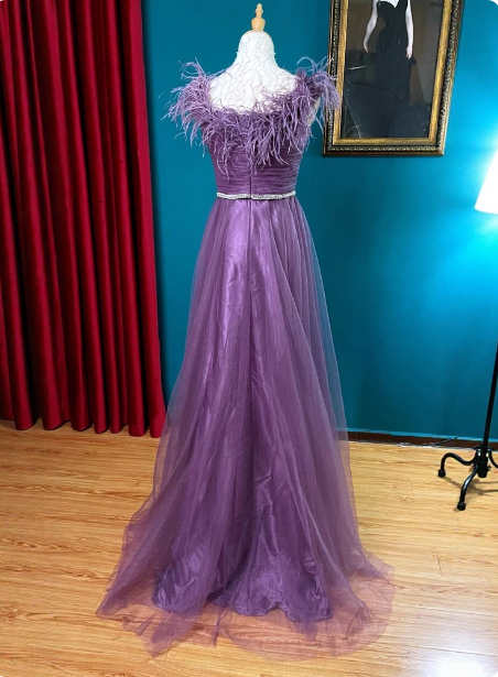 Wunderschönes tiefviolettes trägerloses A-Linien-Kleid mit Federn und plissiertem Tüll, langes Ballkleid, Abendkleid P4725