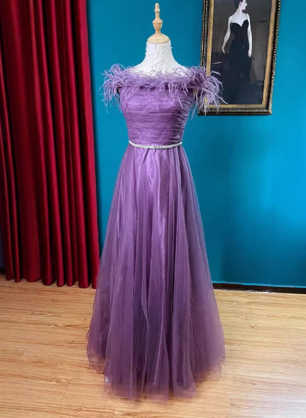 Wunderschönes tiefviolettes trägerloses A-Linien-Kleid mit Federn und plissiertem Tüll, langes Ballkleid, Abendkleid P4725