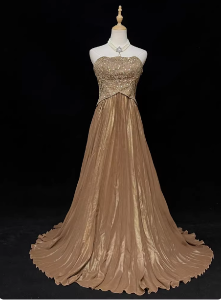 Elegantes champagnerfarbenes, trägerloses A-Linien-Abendkleid mit Perlen, Pailletten und plissiertem Satinrock P4726