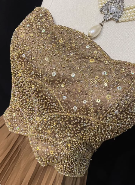 Elegantes champagnerfarbenes, trägerloses A-Linien-Abendkleid mit Perlen, Pailletten und plissiertem Satinrock P4726