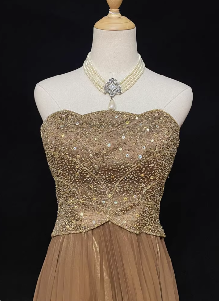 Elegantes champagnerfarbenes, trägerloses A-Linien-Abendkleid mit Perlen, Pailletten und plissiertem Satinrock P4726