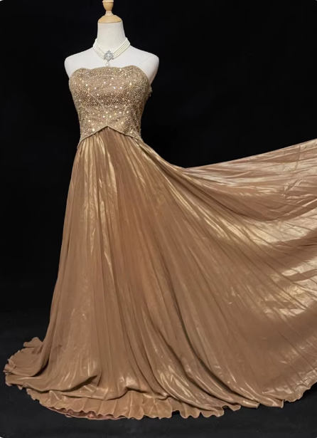 Elegantes champagnerfarbenes, trägerloses A-Linien-Abendkleid mit Perlen, Pailletten und plissiertem Satinrock P4726