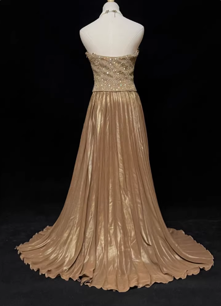 Elegantes champagnerfarbenes, trägerloses A-Linien-Abendkleid mit Perlen, Pailletten und plissiertem Satinrock P4726