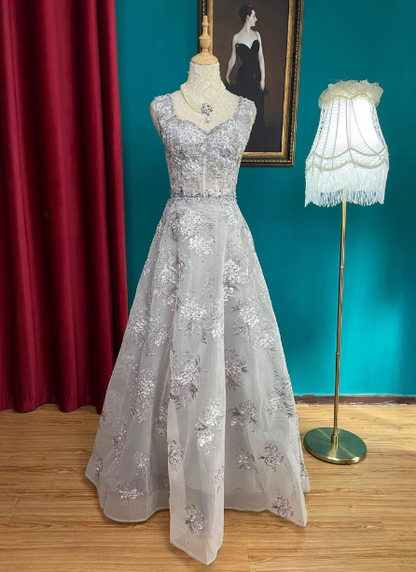 Elegantes graues V-Ausschnitt A-Linien-Ballkleid aus Tüll mit Strass-Spitzenstickerei Abendkleid P4728