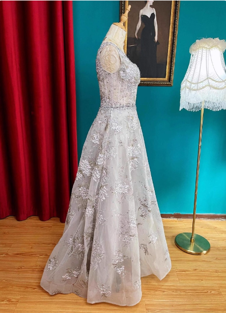 Elegantes graues V-Ausschnitt A-Linien-Ballkleid aus Tüll mit Strass-Spitzenstickerei Abendkleid P4728
