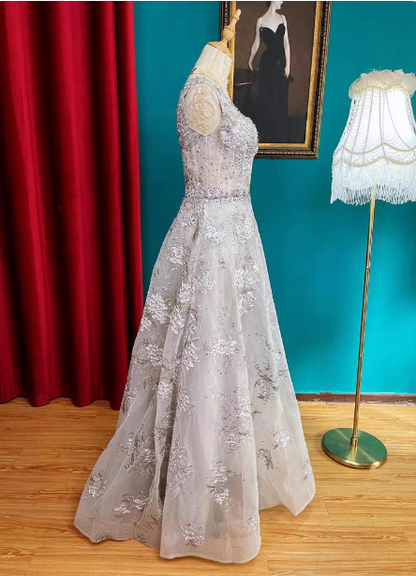 Elegantes graues V-Ausschnitt A-Linien-Ballkleid aus Tüll mit Strass-Spitzenstickerei Abendkleid P4728