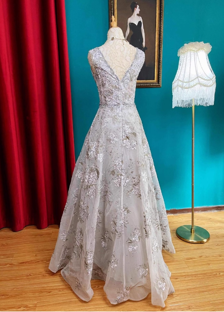 Elegantes graues V-Ausschnitt A-Linien-Ballkleid aus Tüll mit Strass-Spitzenstickerei Abendkleid P4728
