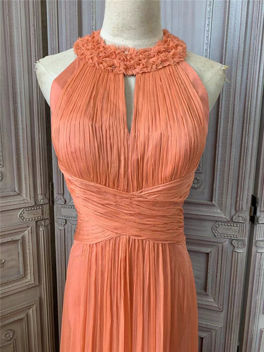 Robe longue de bal en mousseline plissée avec dos nu et taille croisée ligne A orange corail classique P4729