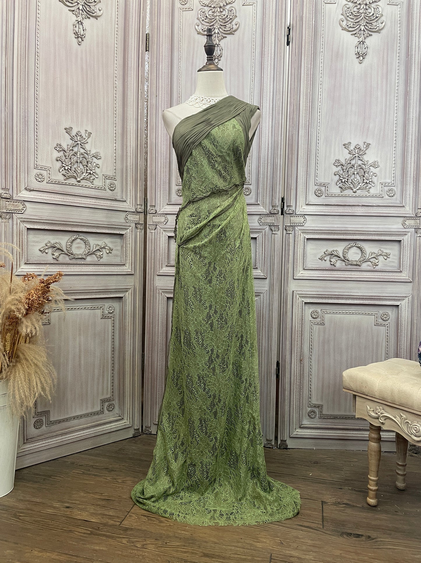 Elegantes grünes, schulterfreies, tailliertes, plissiertes Abendkleid mit Schleppe P4731