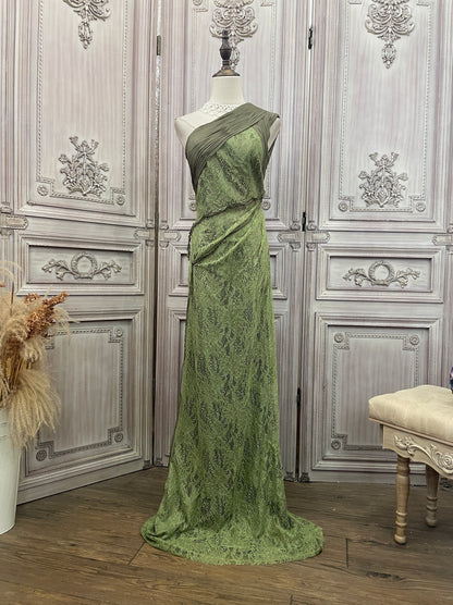 Elegantes grünes, schulterfreies, tailliertes, plissiertes Abendkleid mit Schleppe P4731