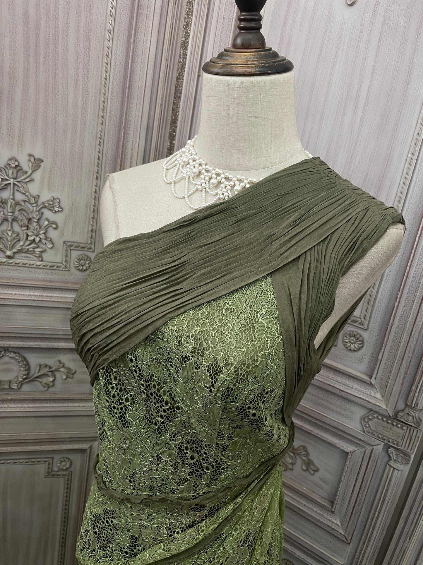 Elegantes grünes, schulterfreies, tailliertes, plissiertes Abendkleid mit Schleppe P4731