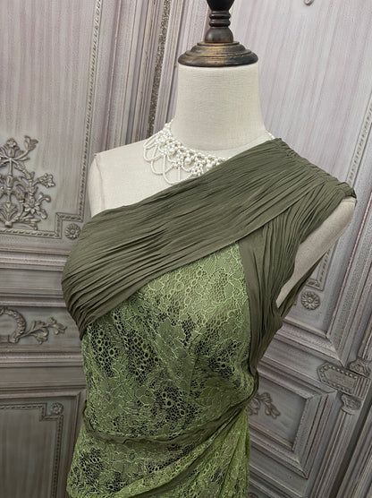 Elegantes grünes, schulterfreies, tailliertes, plissiertes Abendkleid mit Schleppe P4731