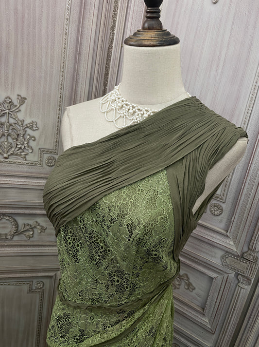 Elegantes grünes, schulterfreies, tailliertes, plissiertes Abendkleid mit Schleppe P4731