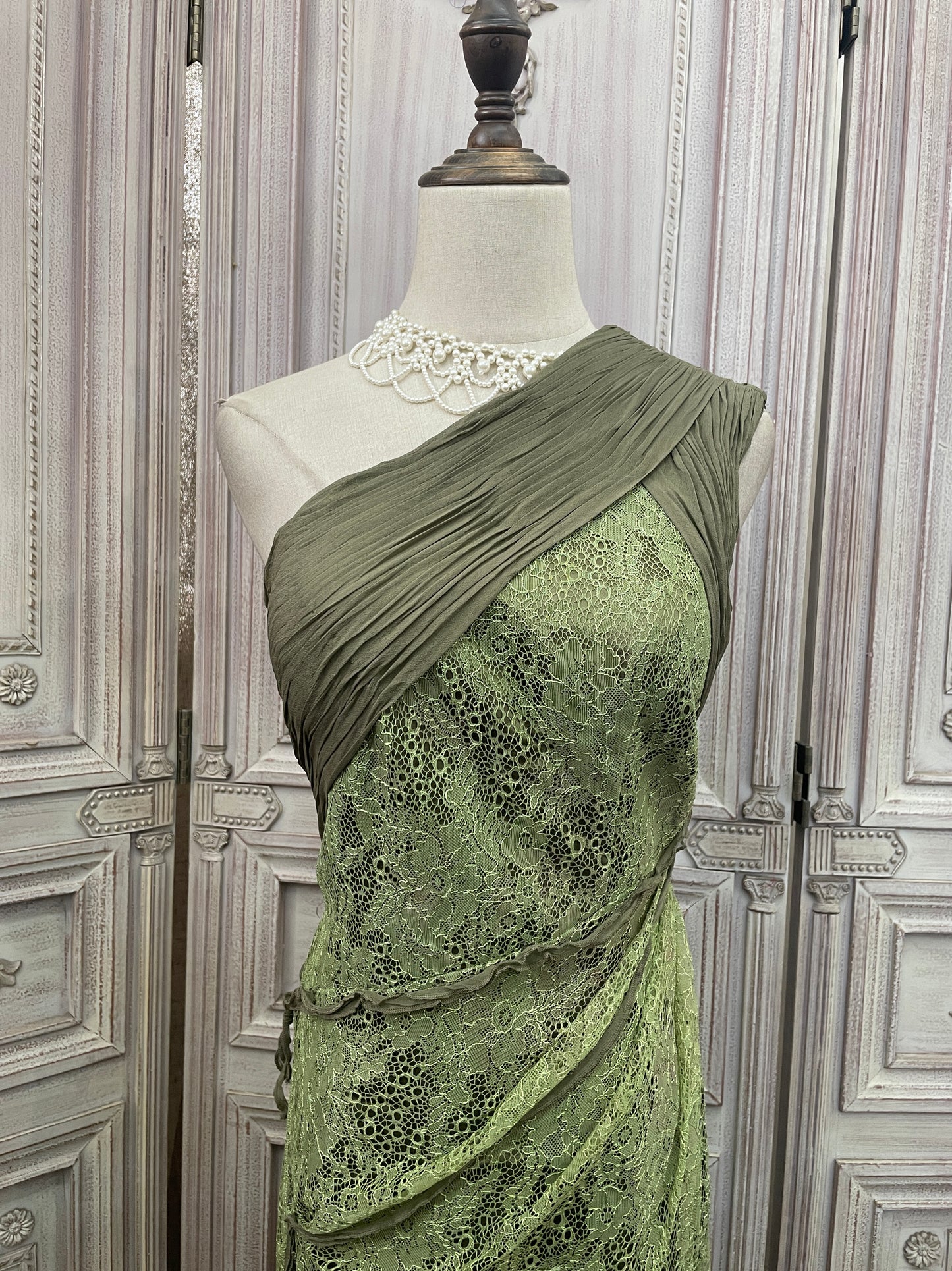 Elegantes grünes, schulterfreies, tailliertes, plissiertes Abendkleid mit Schleppe P4731