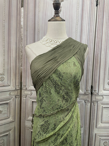 Elegantes grünes, schulterfreies, tailliertes, plissiertes Abendkleid mit Schleppe P4731