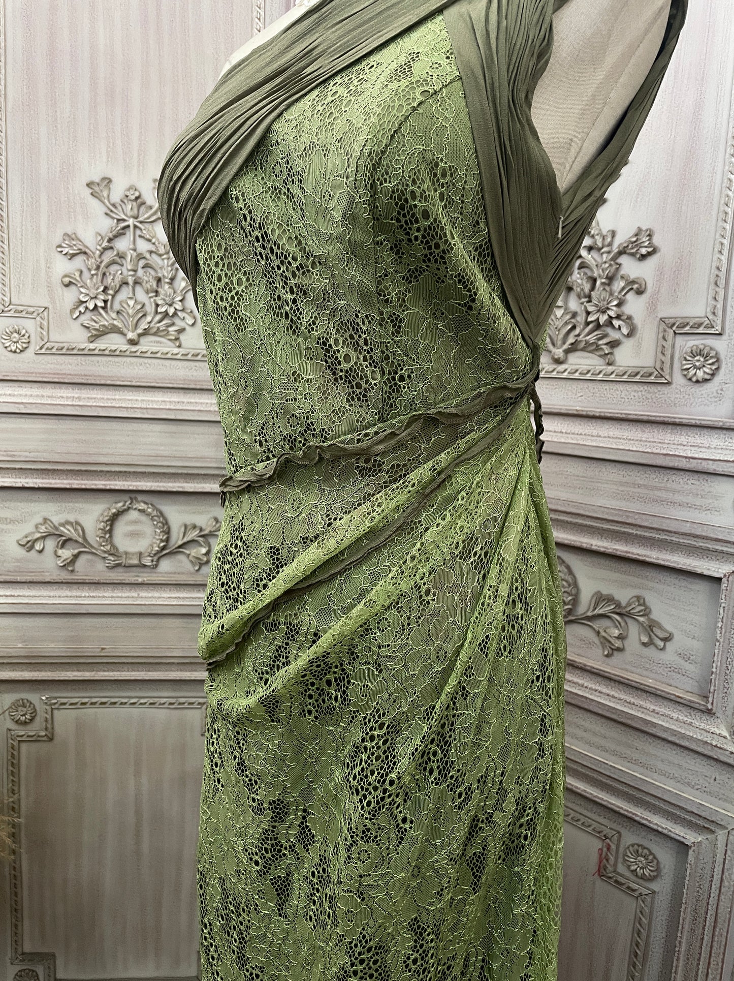 Elegantes grünes, schulterfreies, tailliertes, plissiertes Abendkleid mit Schleppe P4731