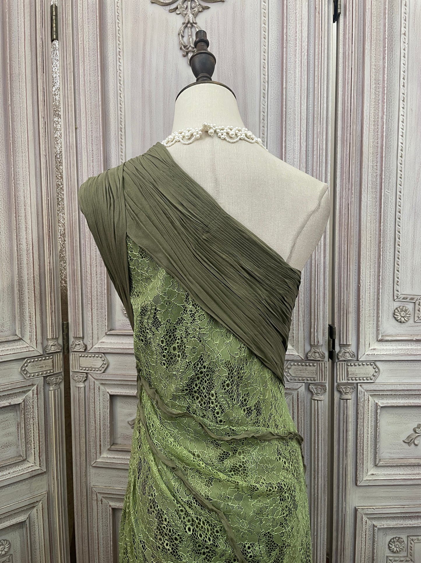 Elegantes grünes, schulterfreies, tailliertes, plissiertes Abendkleid mit Schleppe P4731