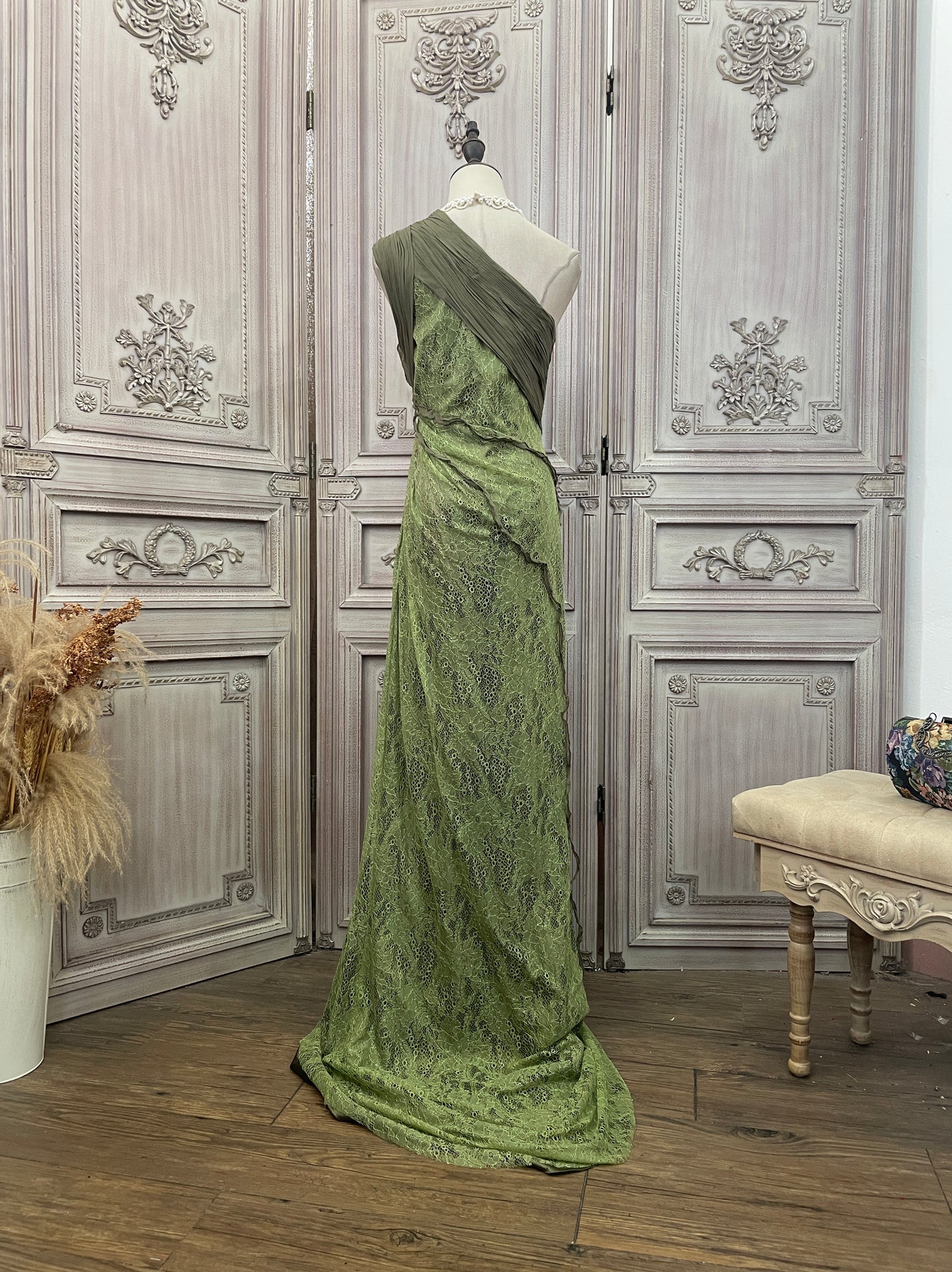 Elegantes grünes, schulterfreies, tailliertes, plissiertes Abendkleid mit Schleppe P4731