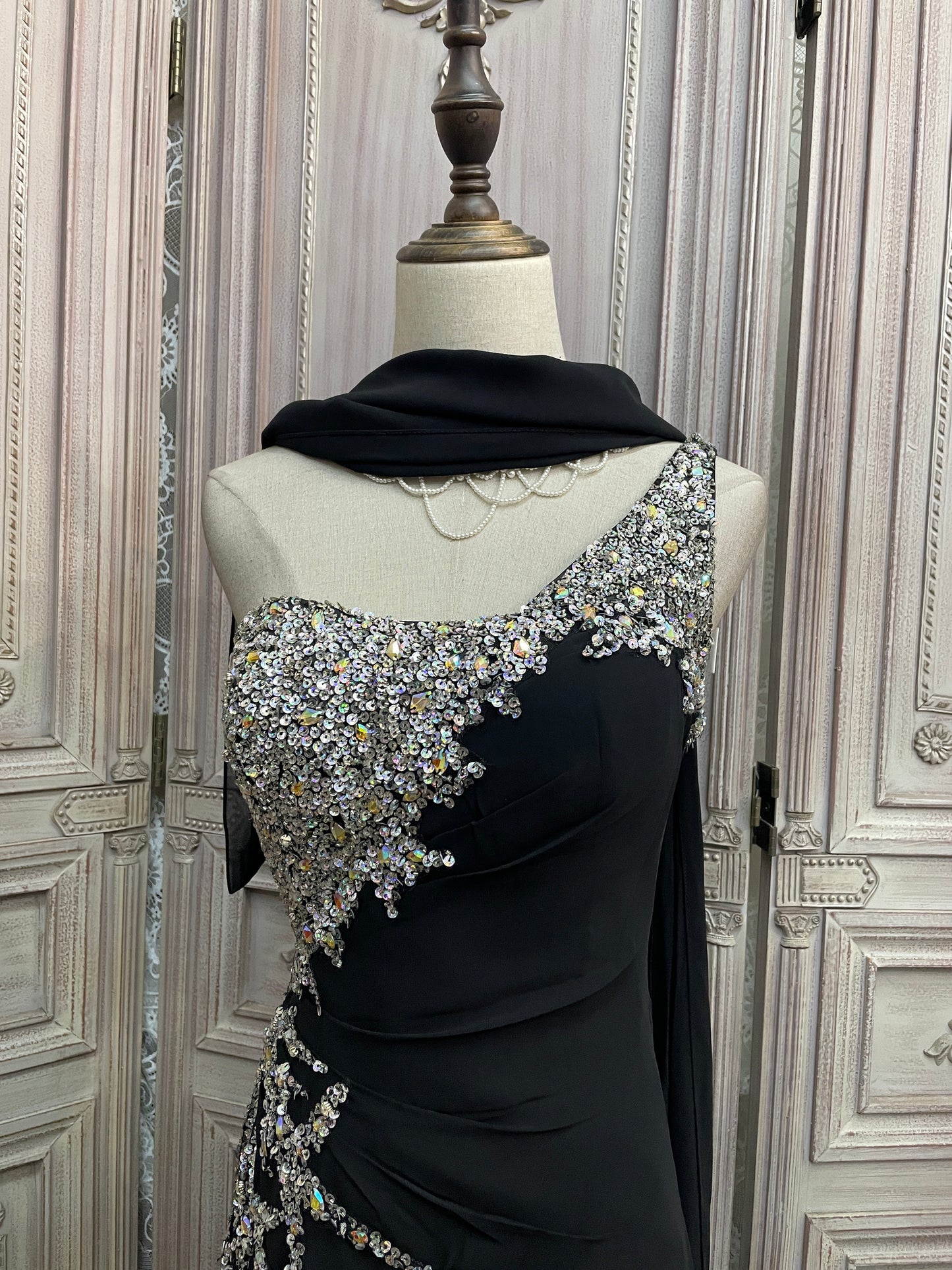 Elegantes schwarzes Pailletten-Chiffon-Abendkleid mit einer Schulter und Schleppe, Ballkleid P4732