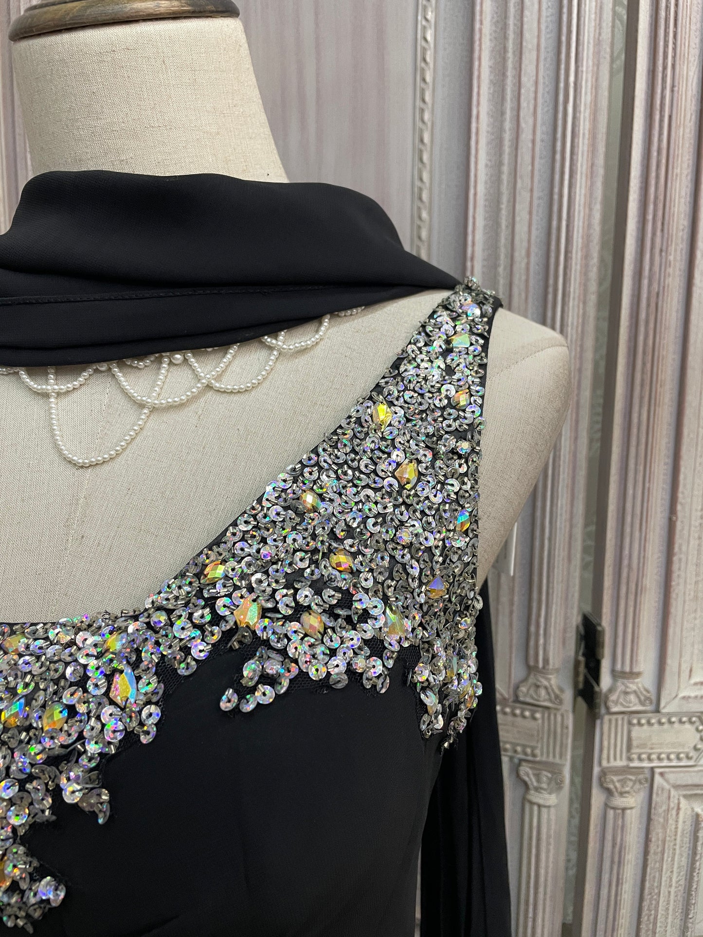 Elegantes schwarzes Pailletten-Chiffon-Abendkleid mit einer Schulter und Schleppe, Ballkleid P4732