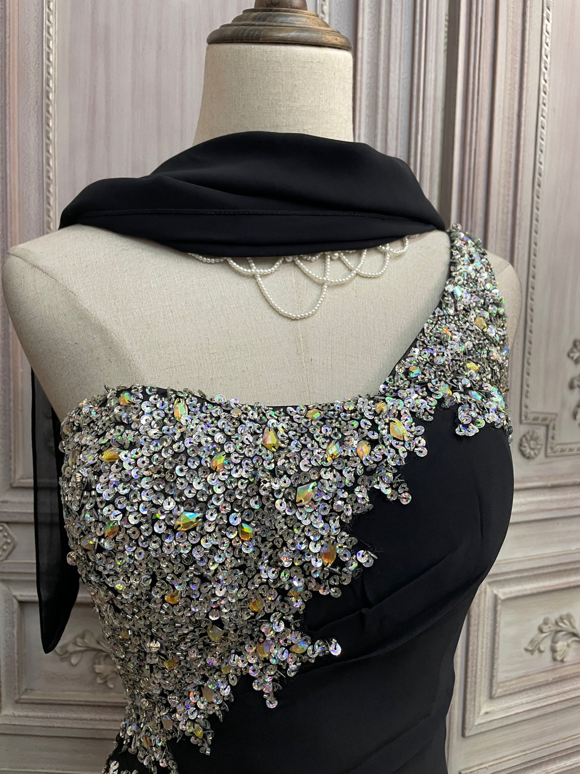 Elegantes schwarzes Pailletten-Chiffon-Abendkleid mit einer Schulter und Schleppe, Ballkleid P4732