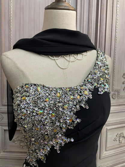 Elegantes schwarzes Pailletten-Chiffon-Abendkleid mit einer Schulter und Schleppe, Ballkleid P4732
