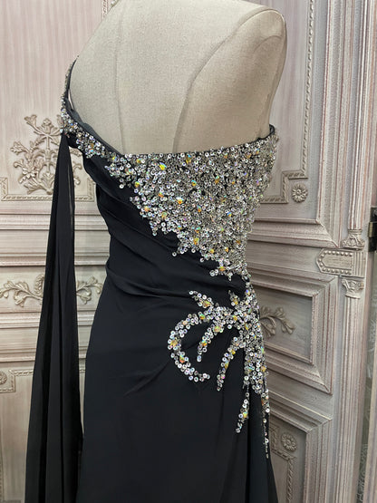 Elegantes schwarzes Pailletten-Chiffon-Abendkleid mit einer Schulter und Schleppe, Ballkleid P4732