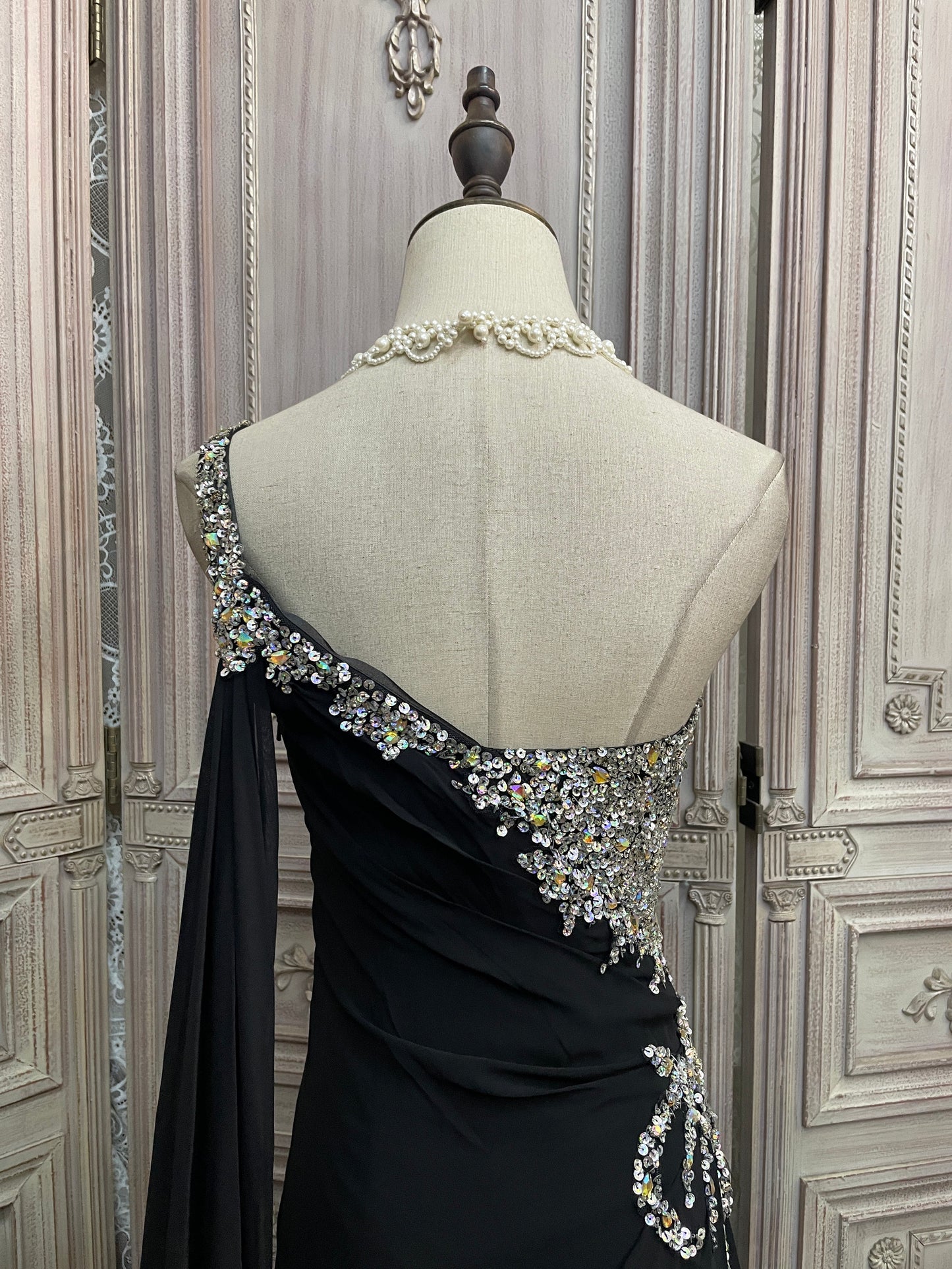 Elegantes schwarzes Pailletten-Chiffon-Abendkleid mit einer Schulter und Schleppe, Ballkleid P4732