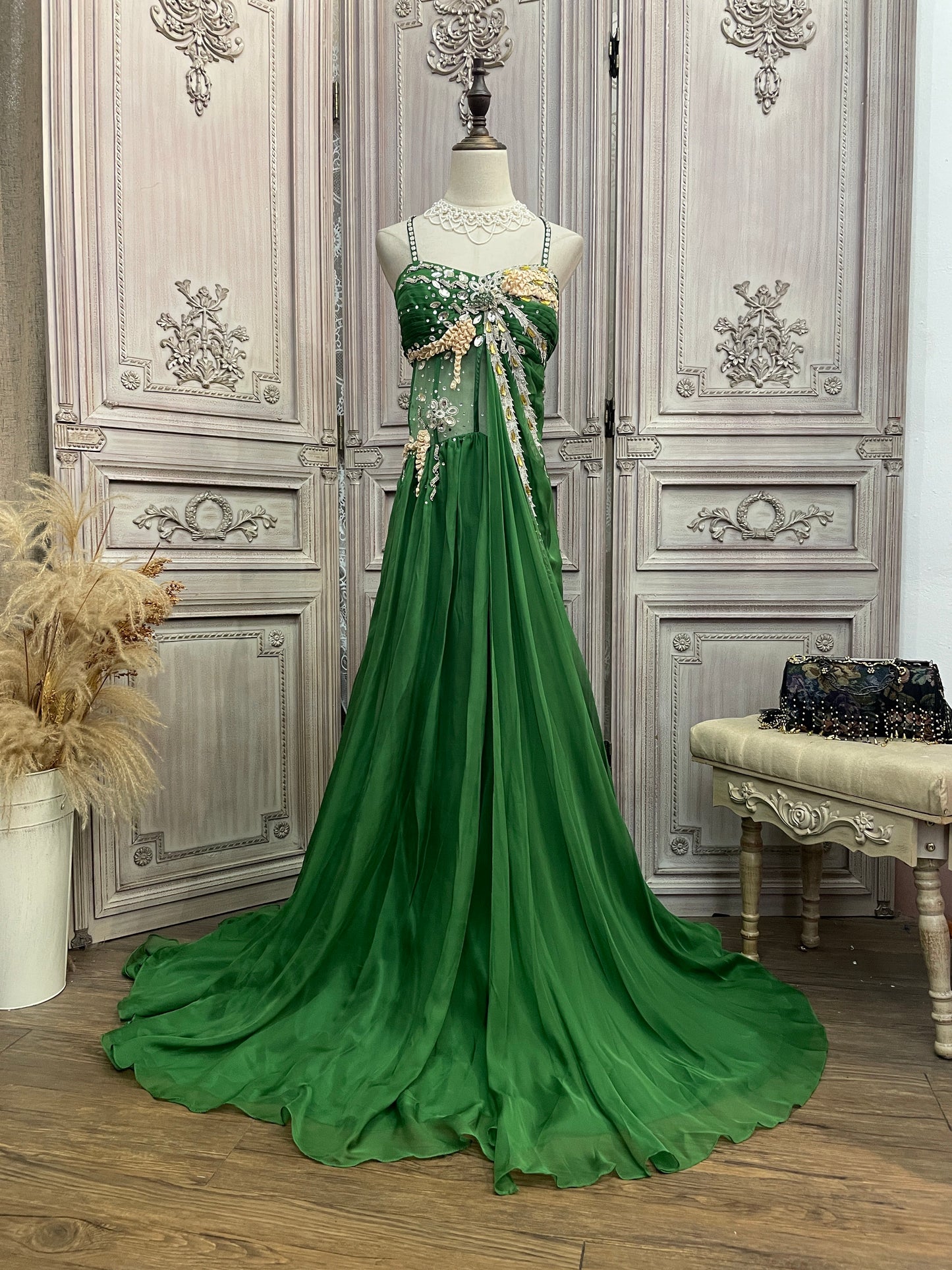 Wunderschönes grünes Spaghettiträger-Kleid aus Chiffon mit Strasssteinen und Schleppe für den Abschlussball/Abend P4733