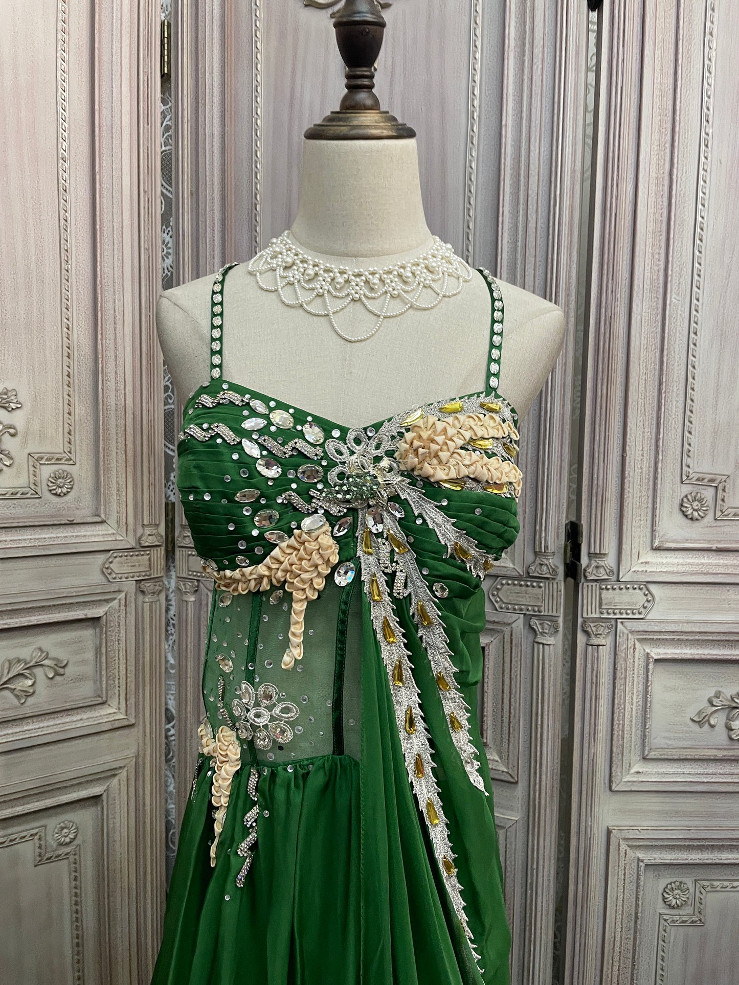 Wunderschönes grünes Spaghettiträger-Kleid aus Chiffon mit Strasssteinen und Schleppe für den Abschlussball/Abend P4733