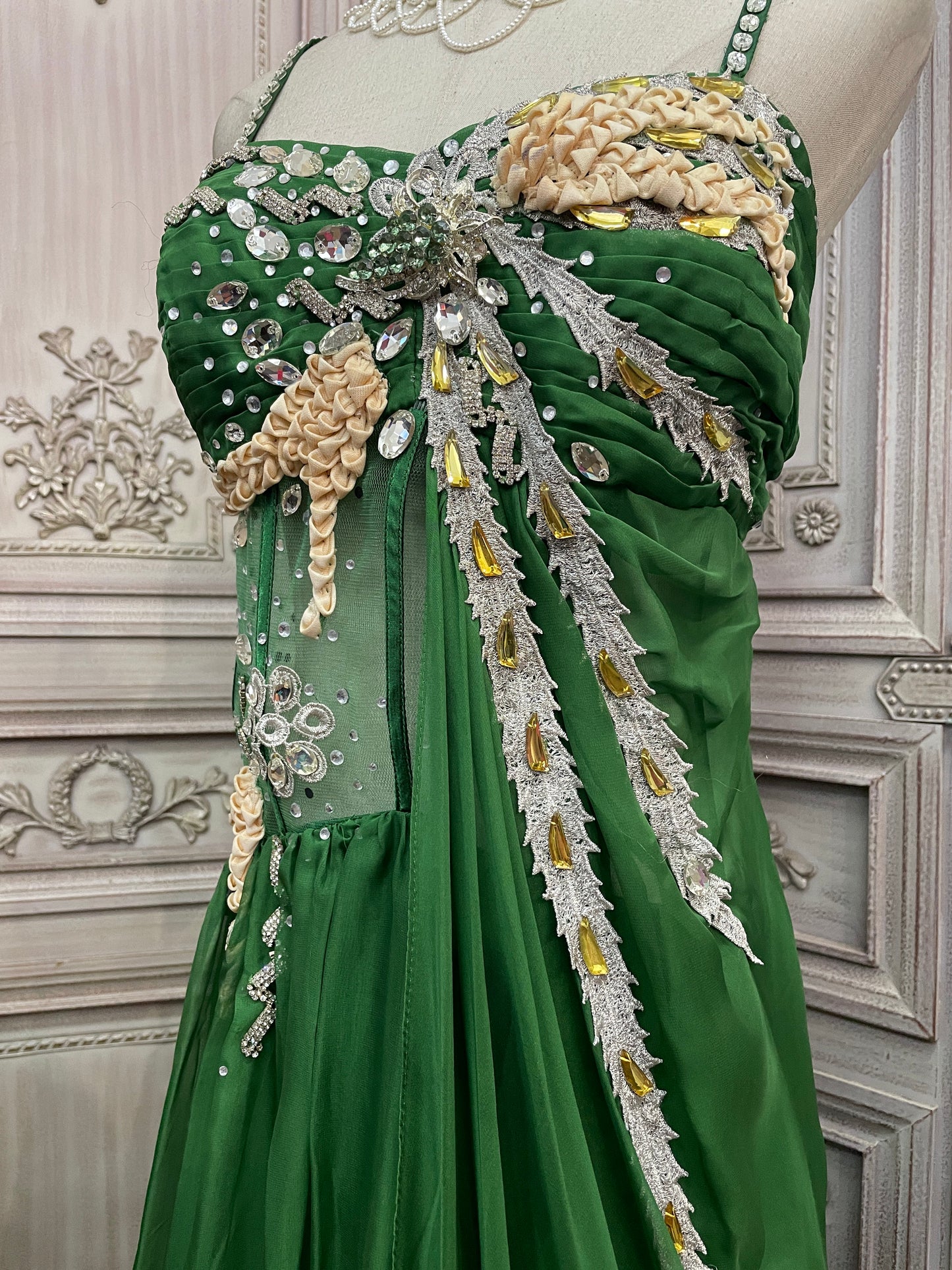 Wunderschönes grünes Spaghettiträger-Kleid aus Chiffon mit Strasssteinen und Schleppe für den Abschlussball/Abend P4733