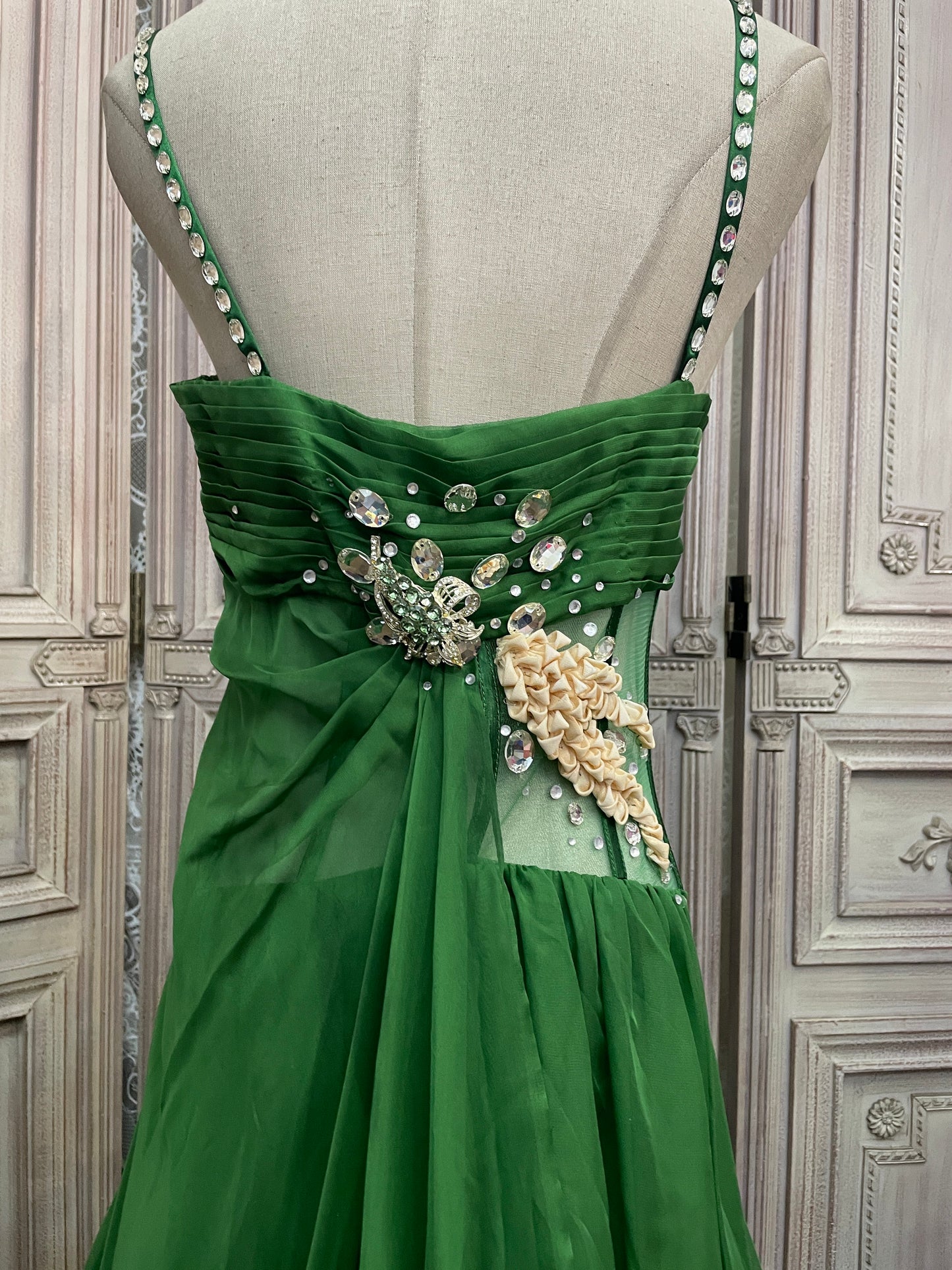 Wunderschönes grünes Spaghettiträger-Kleid aus Chiffon mit Strasssteinen und Schleppe für den Abschlussball/Abend P4733