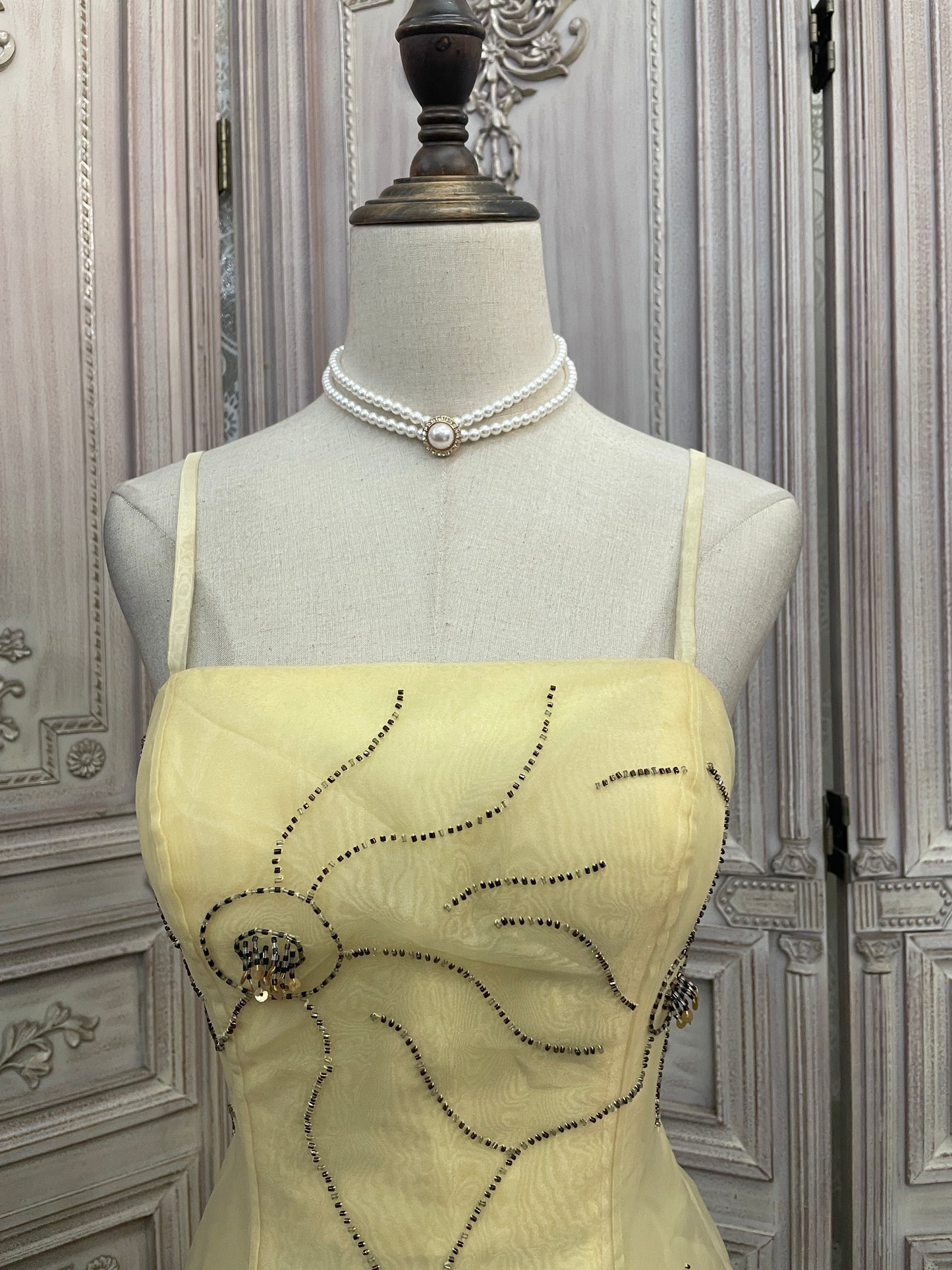 Süßes, blassgelbes, schulterfreies Spaghetti-Träger-A-Linien-Ballkleid aus Organza mit eckigem Ausschnitt, Perlenstickerei, langes Abendkleid P4735