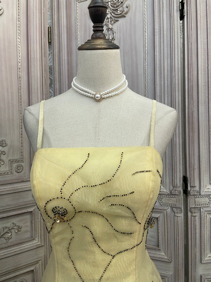 Süßes, blassgelbes, schulterfreies Spaghetti-Träger-A-Linien-Ballkleid aus Organza mit eckigem Ausschnitt, Perlenstickerei, langes Abendkleid P4735