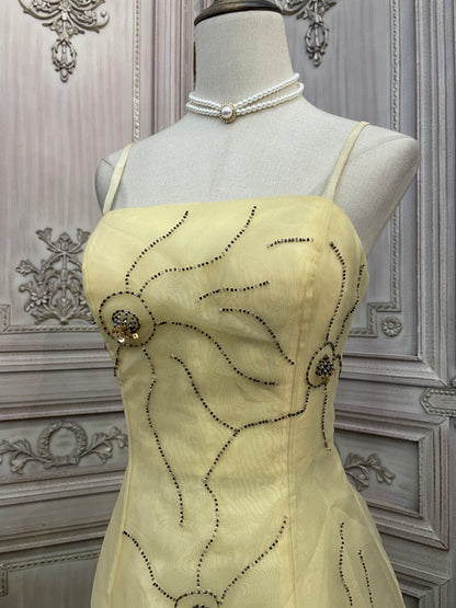 Süßes, blassgelbes, schulterfreies Spaghetti-Träger-A-Linien-Ballkleid aus Organza mit eckigem Ausschnitt, Perlenstickerei, langes Abendkleid P4735