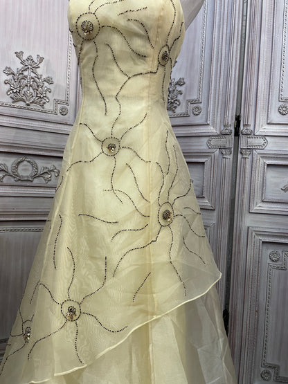 Süßes, blassgelbes, schulterfreies Spaghetti-Träger-A-Linien-Ballkleid aus Organza mit eckigem Ausschnitt, Perlenstickerei, langes Abendkleid P4735