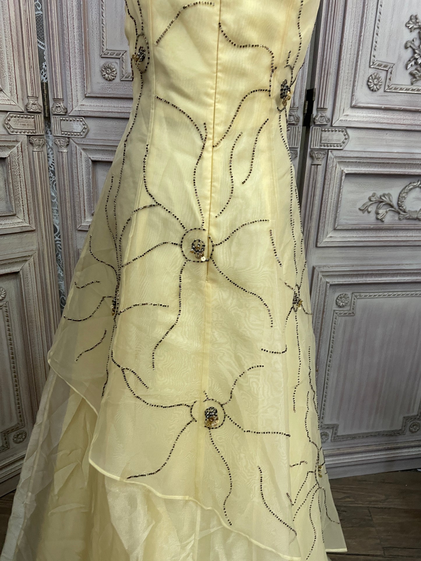 Süßes, blassgelbes, schulterfreies Spaghetti-Träger-A-Linien-Ballkleid aus Organza mit eckigem Ausschnitt, Perlenstickerei, langes Abendkleid P4735