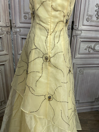 Süßes, blassgelbes, schulterfreies Spaghetti-Träger-A-Linien-Ballkleid aus Organza mit eckigem Ausschnitt, Perlenstickerei, langes Abendkleid P4735