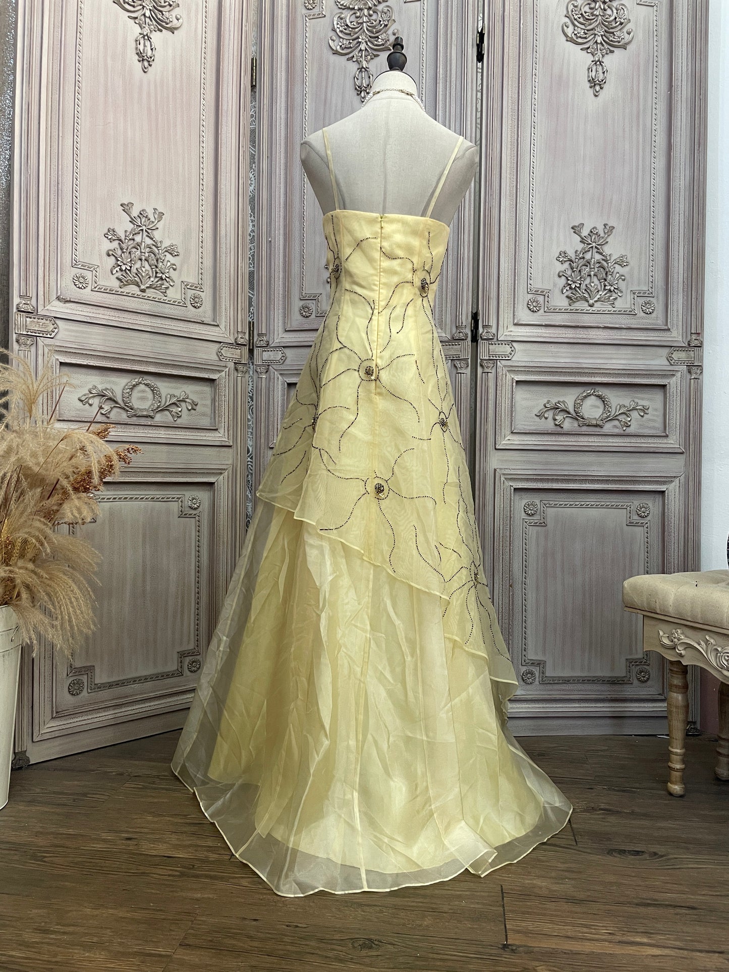 Süßes, blassgelbes, schulterfreies Spaghetti-Träger-A-Linien-Ballkleid aus Organza mit eckigem Ausschnitt, Perlenstickerei, langes Abendkleid P4735
